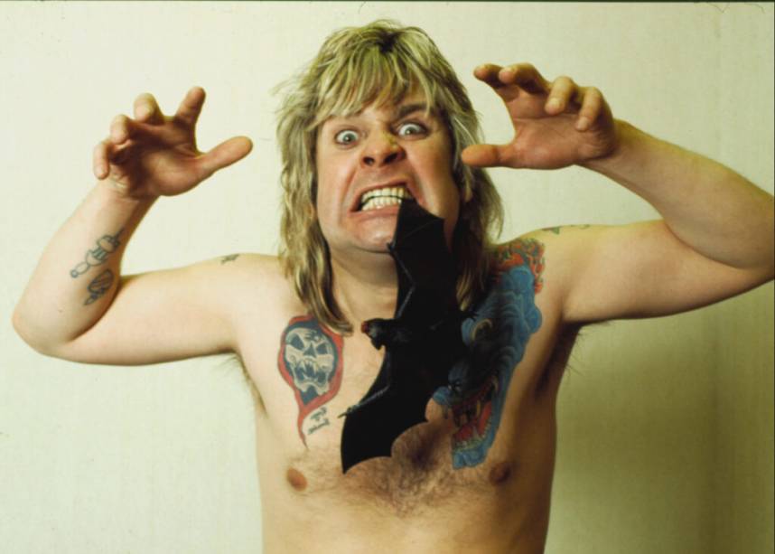 Ozzy em foto relembrando o episódio da mordida no morcego em um show - Ozzy em foto relembrando o episódio da mordida no morcego em um show -