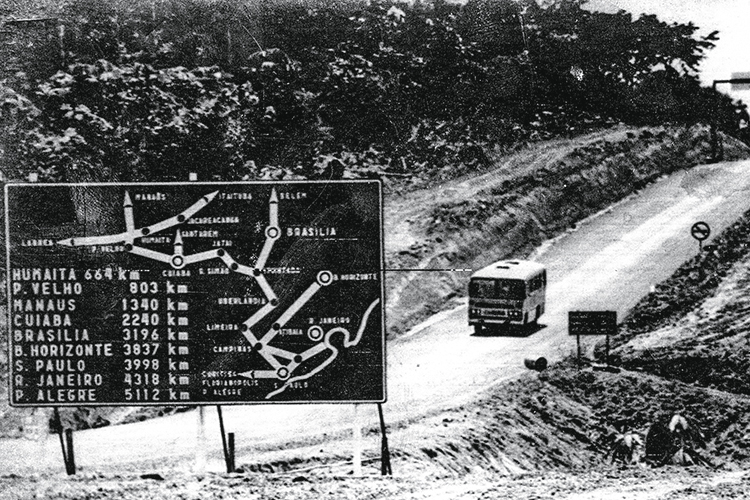 1981Trecho da rodovia Transamazônica, ESTRATÉGIA - Transamazônica: a rodovia foi um dos símbolos do projeto militar de integrar o Brasil -