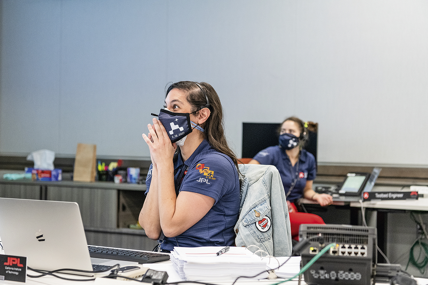 NOT&Iacute;CIAS DE L&Aacute; - Engenheira da Nasa aguarda a confirma&ccedil;&atilde;o do pouso do rob&ocirc;: minutos de ansiedade -