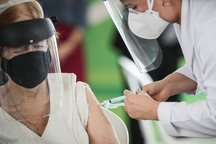 Vacina: ritmo dobra nos primeiros dias de abril em relação a março no país