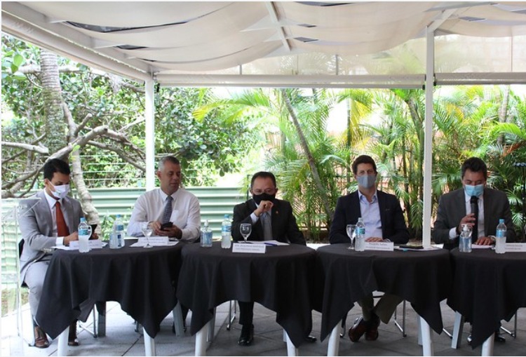 Bancada ruralista alerta convidados que estiveram em evento com Salles