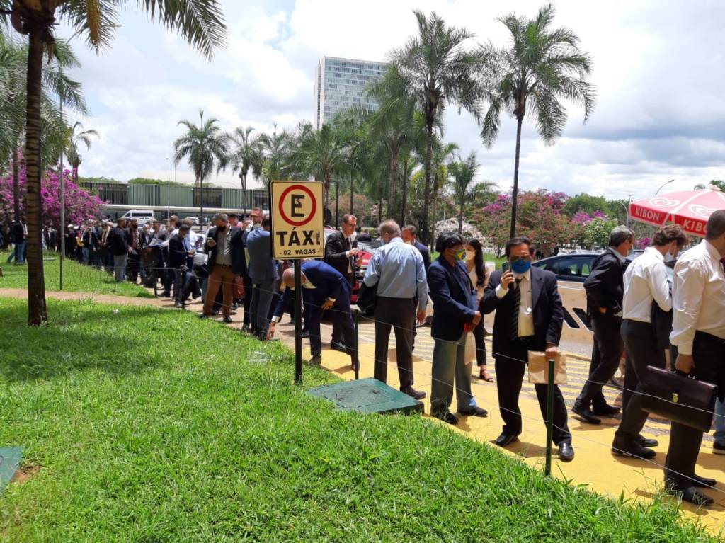 Atrás de emendas, prefeitos fazem fila e lotam corredores da Câmara