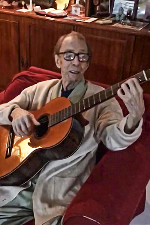3-foto-exclusiva-do-joão-gilberto-em-casa.JPG2 CANTAROLANDO - João, na poltrona vermelha: ele morreria 23 dias depois -