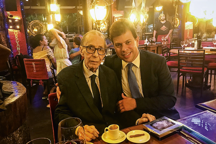 5-adv-com-joão-gilberto-no-restaurante,-quatro-dias-antes-da-morte.jpg ESPAIRECENDO - João Gilberto, com Miranda, em restaurante carioca: jantar regado a vinho português, o seu preferido -