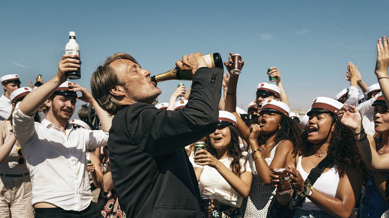 NEM UM SEGUNDO - Mikkelsen, como o professor Martin, celebra com seus alunos: a necessidade de recuperar o viço -