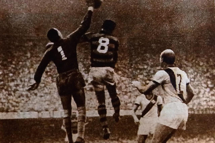 Barbosa em saída característica durante uma partida contra o Flamengo, no Maracanã -