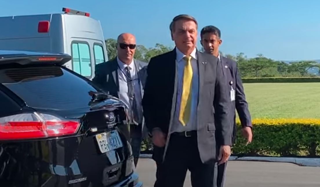 O presidente Jair Bolsonaro chega para falar com apoiadores em frente ao Palácio do Alvorada