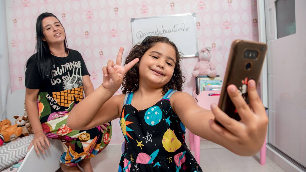 DE OLHO - Maria Eduarda: coreografias supervisionadas pela mãe, que já apagou um vídeo por achar a música inadequada -