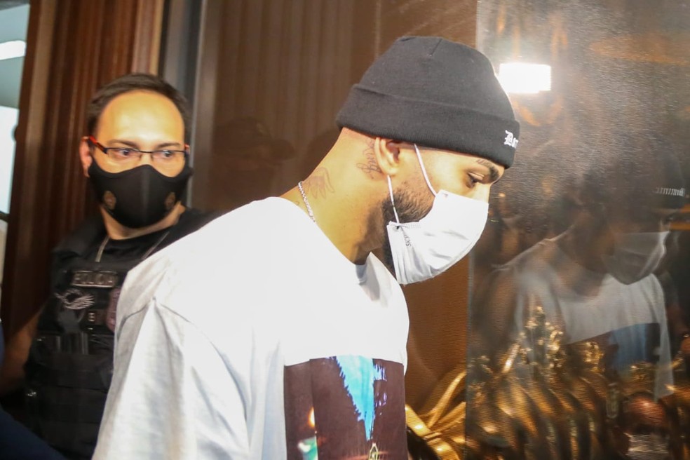 Polícia flagra cassino clandestino com jogador e cantor em SP