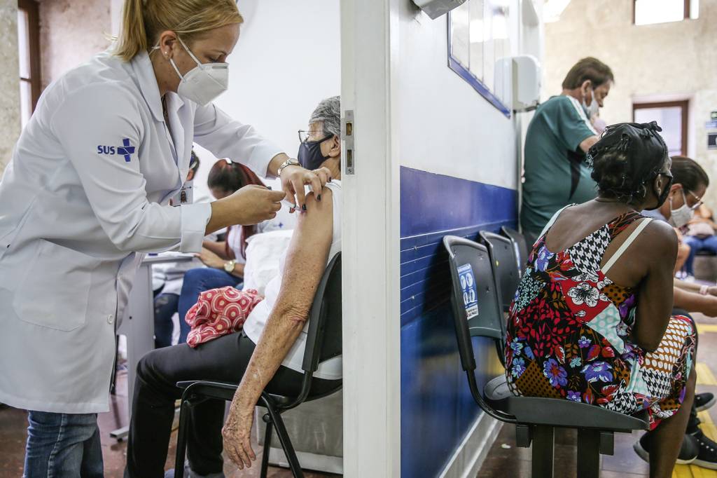 GettyImages-1231737251.jpg RESULTADO - Vacinação: no Rio, queda de 20% de internações entre idosos com mais de 90 anos já imunizados -