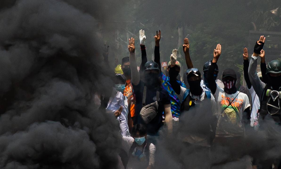 Manifestantes protestam nas ruas de Yangon contra o golpe militar em Mianmar - 27/03/2021