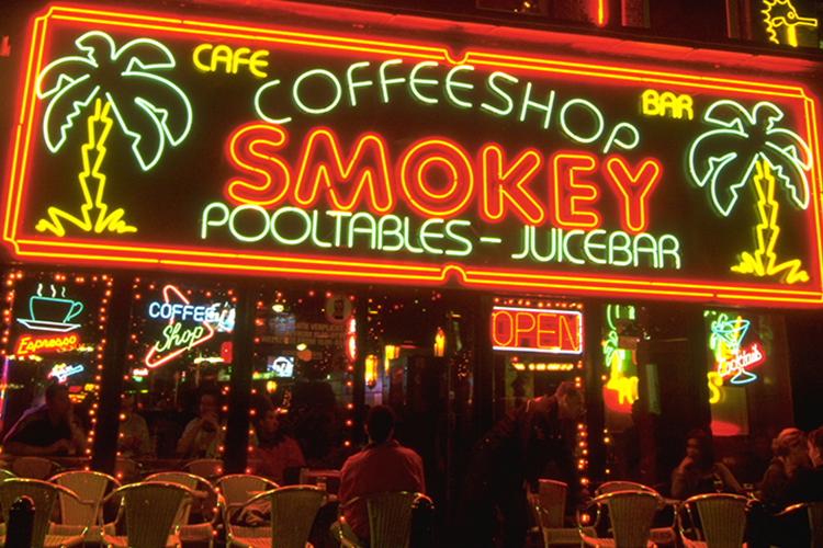 MEIA-VOLTA - Café em Amsterdã: projeto de lei veta a entrada de turistas -