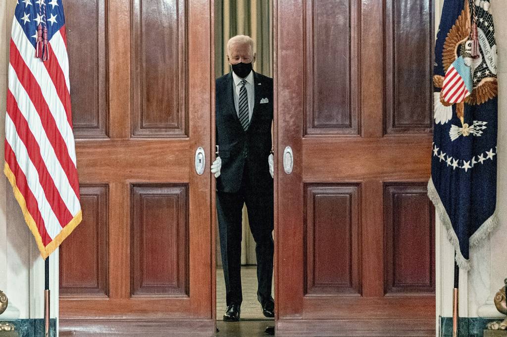 JOE-BIDEN-2021-741.jpg MUDANÇA - Biden, sempre de máscara, em oposição a Trump: contra o “pensamento neandertal” -