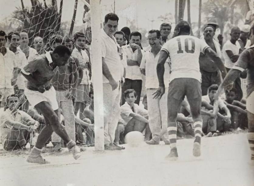 Jogando em campo de terra, com a camisa 10, no aterro do Flamengo -