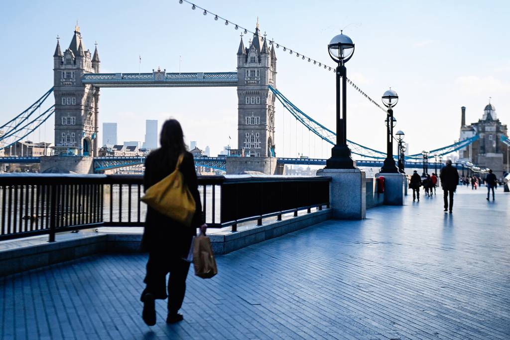 UK marks one year since lockdown restrictions began EXEMPLO - Londres: adoção de lockdown no Reino Unido conseguiu diminuir em 80% os casos de Covid-19 no início do ano -