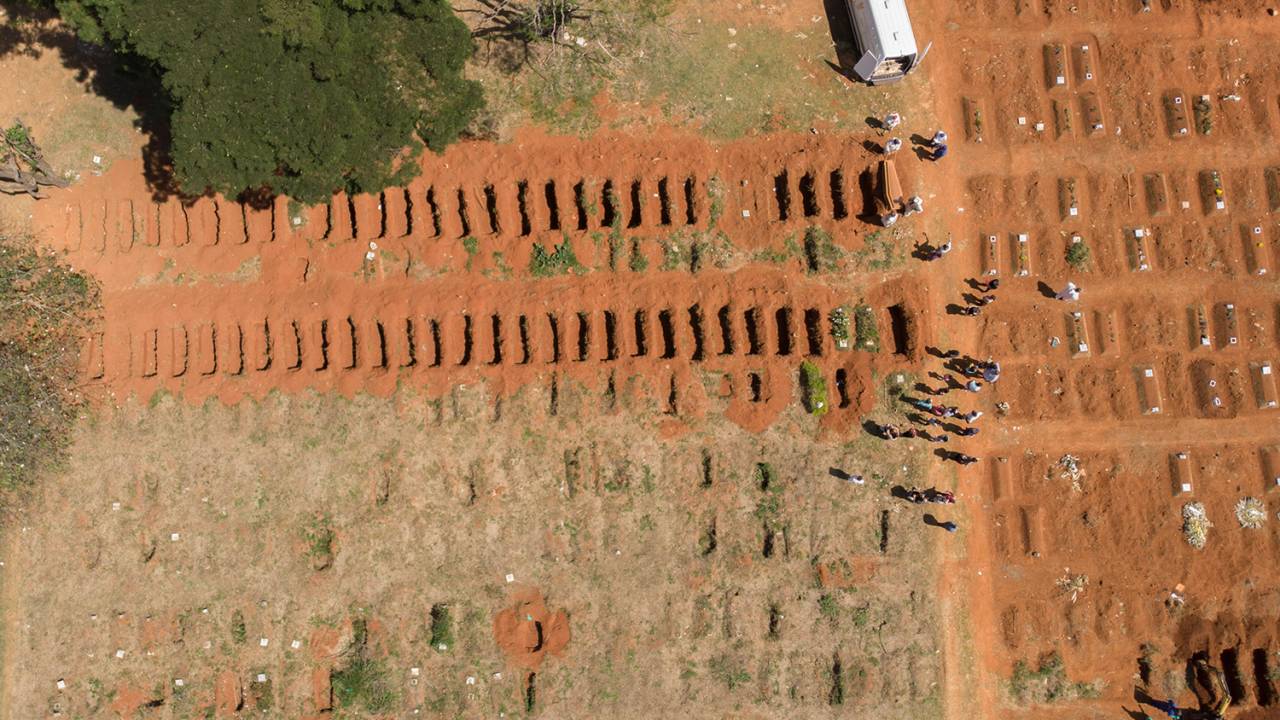 Cemitério da Vila Formosa, o maior da América Latina e responsável pelo sepultamento da maioria dos óbitos causados pela Covid-19 na cidade de São Paulo -