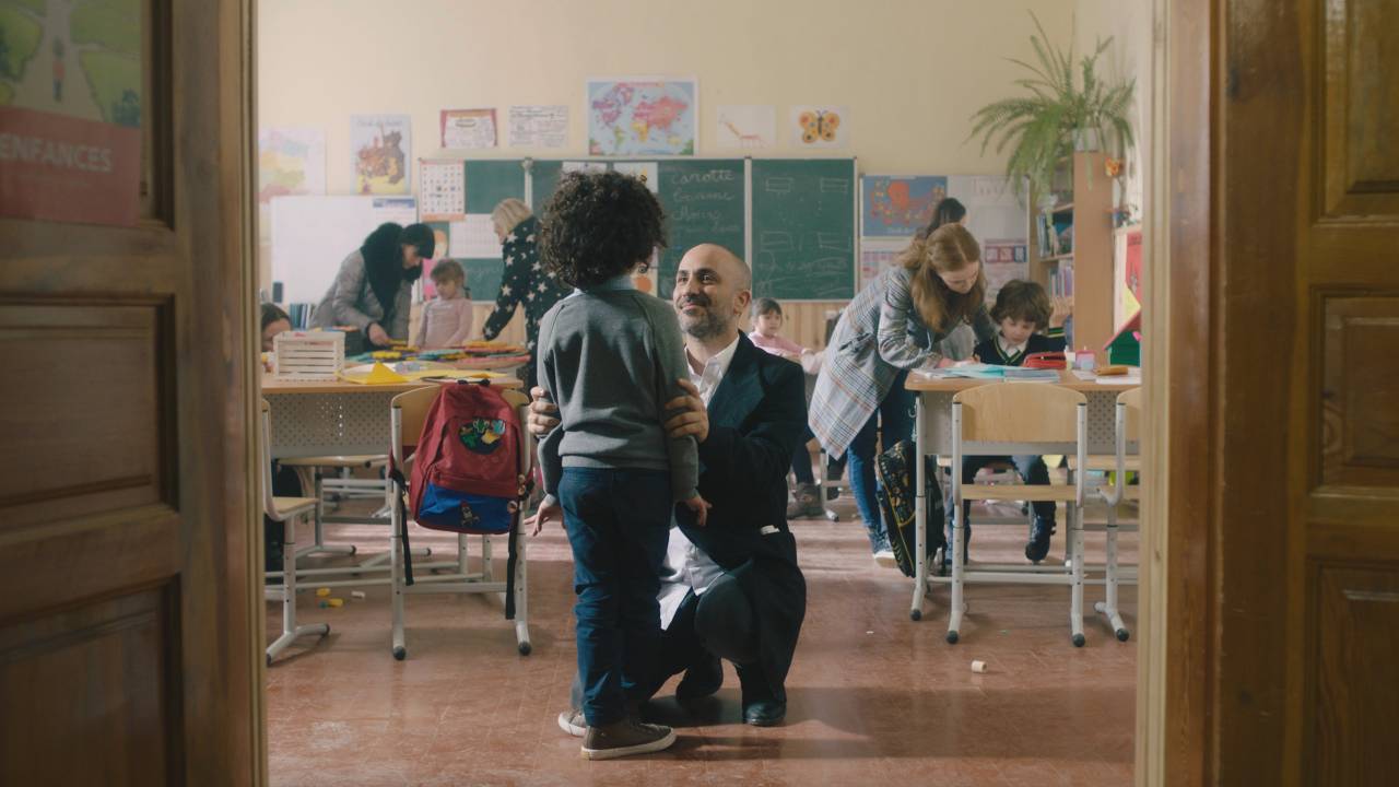 MUDANÇAS - Ben-David (ao centro), em The Attaché: a árdua vida de um imigrante na Paris pós-ataques -