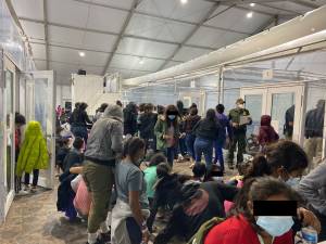 fronteira_texas2 Menores desacompanhados se reuniram em uma sala lotada com paredes de lonas de plástico no centro de processamento temporário da Alfândega e Proteção de Fronteiras dos EUA em Donna, Texas, EUA [Escritório do Congressista Henry Cuellar)