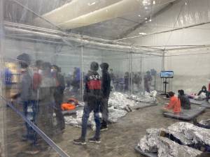 f Uma foto fornecida pelo gabinete do congressista Henry Cuellar mostra detidos em uma instalação temporária na fronteira em Donna, Texas, Estados Unidos.