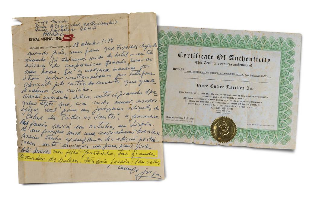 mont-docs-JG-2 PROVAS DE AMIZADE - Lembranças de um artista famoso pela atitude antissocial, que, mesmo assim, cultivou boas relações a distância, seja por correspondência, seja por longos telefonemas: na pasta, há uma carta escrita por Jorge Amado, lamentando um encontro perdido e manifestando afeto pelo “meu filho Joãozinho” (à esq.), e o comprovante de autenticidade de uma luva de boxe, esporte que não perdia, do campeão Muhammad Ali, que tanto admirava -