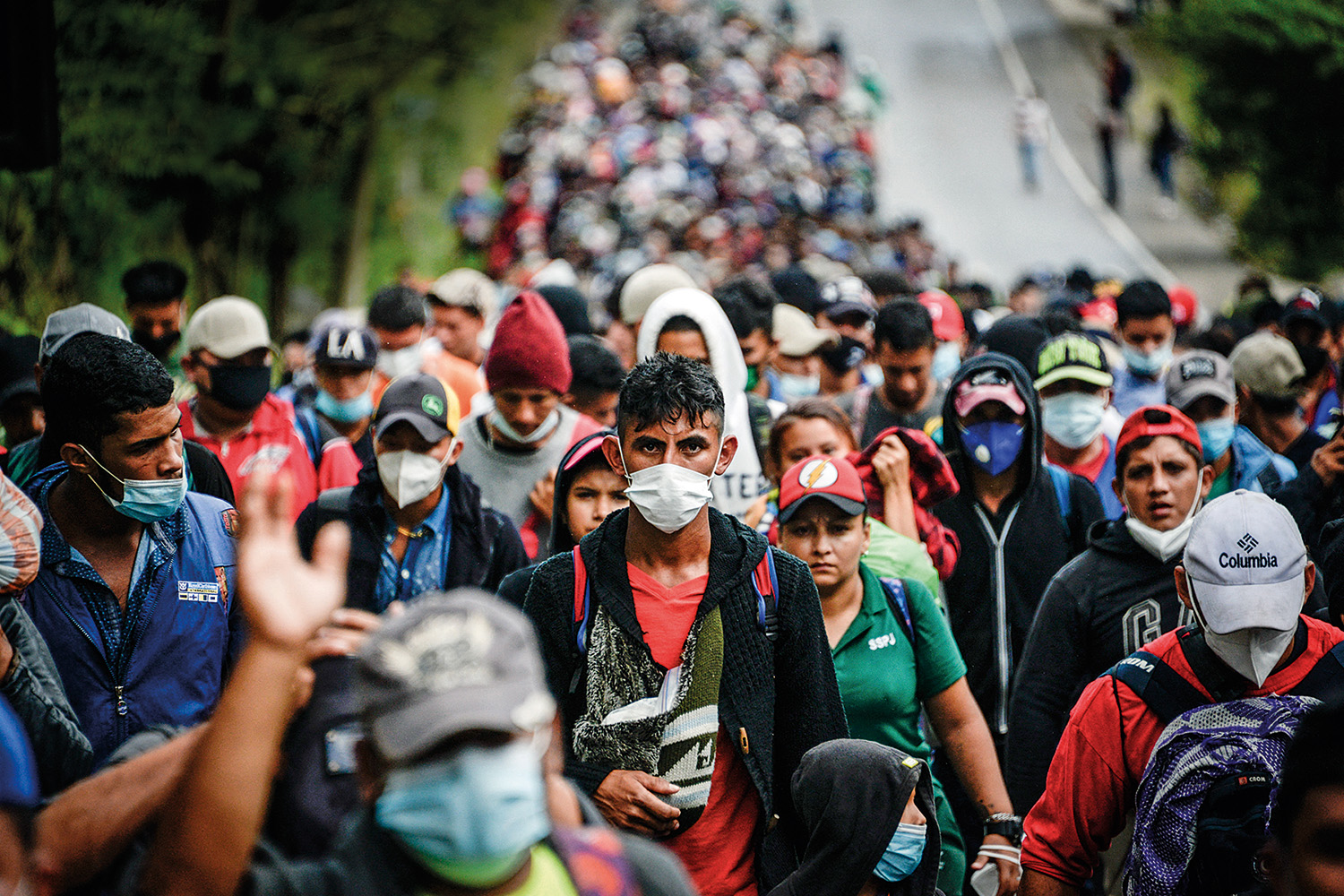 EM MARCHA -&ensp;Caravana de hondurenhos a caminho da fronteira: esperan&ccedil;a de que o governo Biden seja mais brando -