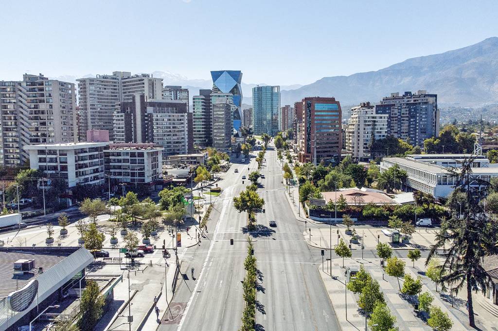 000_96V7KD.jpg ALERTA - Avenida vazia em Santiago: a alta taxa de vacinação não impediu uma segunda onda da doença no Chile -