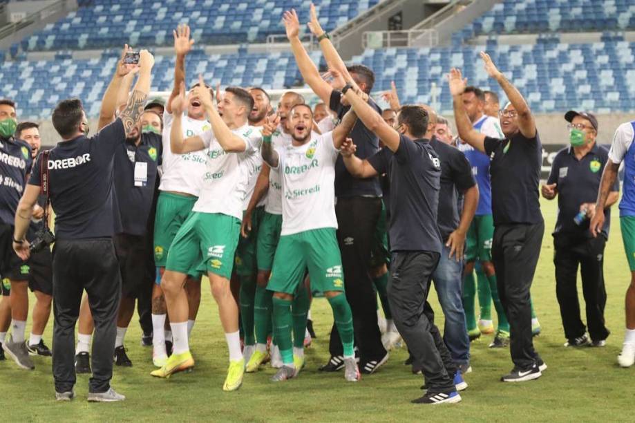 Equipe do Cuiabá comemorando o acesso para a série A do Brasileirão -