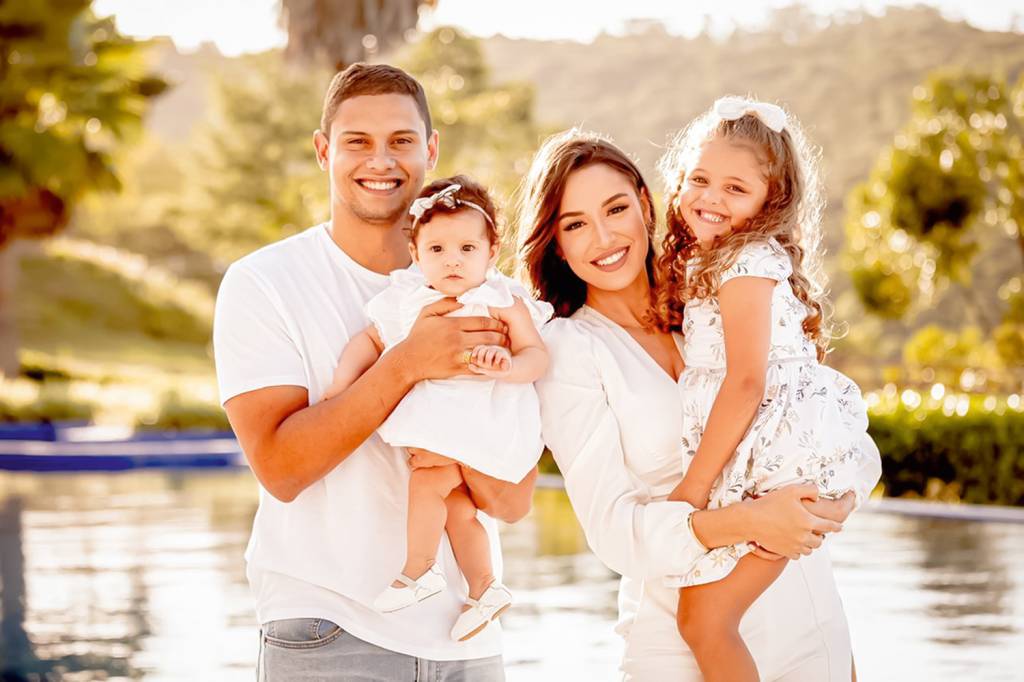 2 DUPLA-EDUARDA FRANCA-Bella 3.jpeg Eduarda, 30 anos, o marido, Gerson Fraga, 28, e as filhas Isabella, 7 meses, e Manuela, 4 anos -
