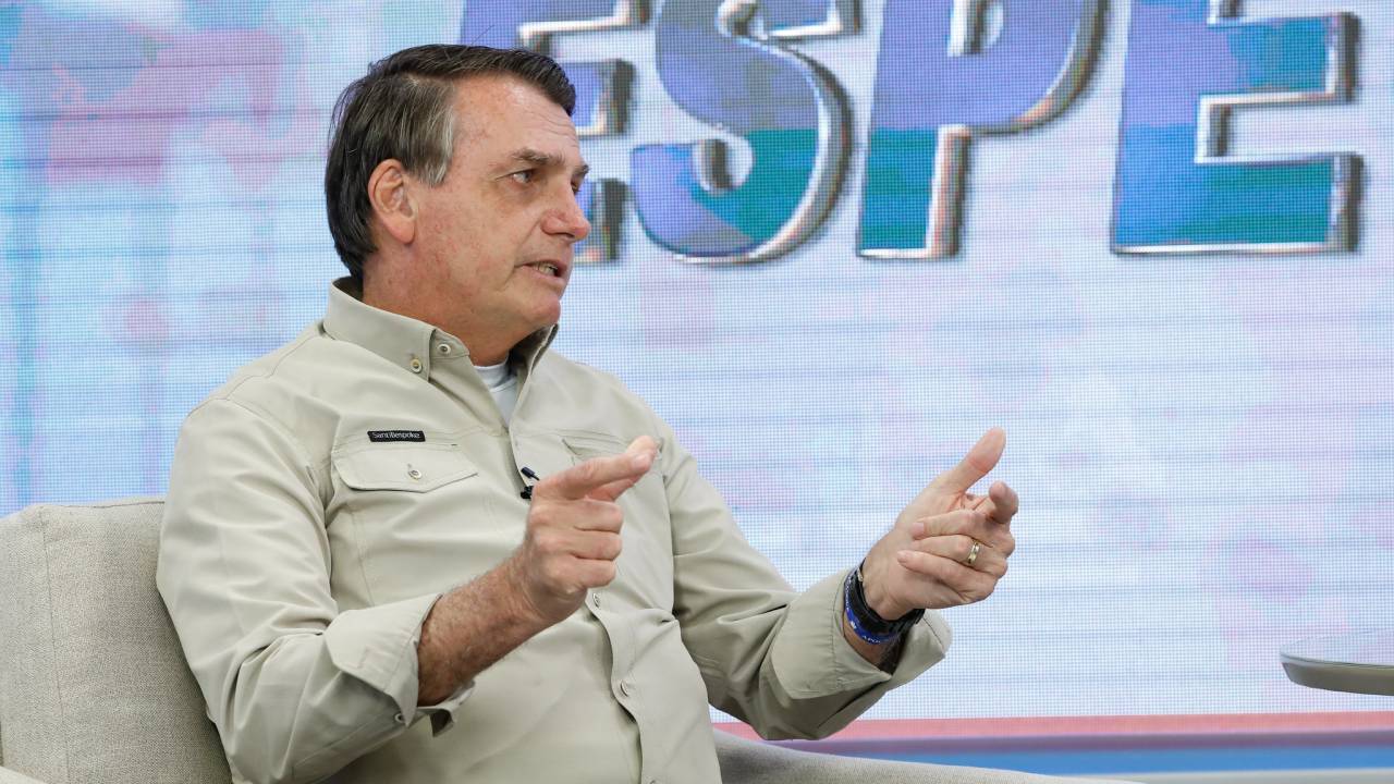 O presidente Jair Bolsonaro durante entrevista para a TV A Crítica