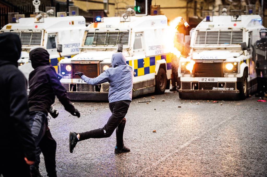 Nationalist youths clash with police in west Belfast REVOLTA ANUNCIADA - Protesto na Irlanda do Norte: sentimento de exclusão -