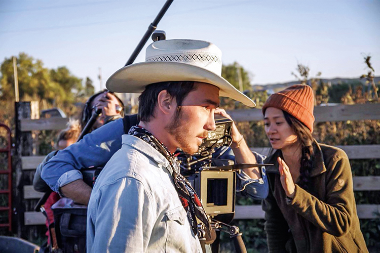 CHLOE ZHAO – FILME THE RIDER 1.jpg BUSCA - Zhao e Jandreau no set de Domando o Destino: o país do deslocamento -