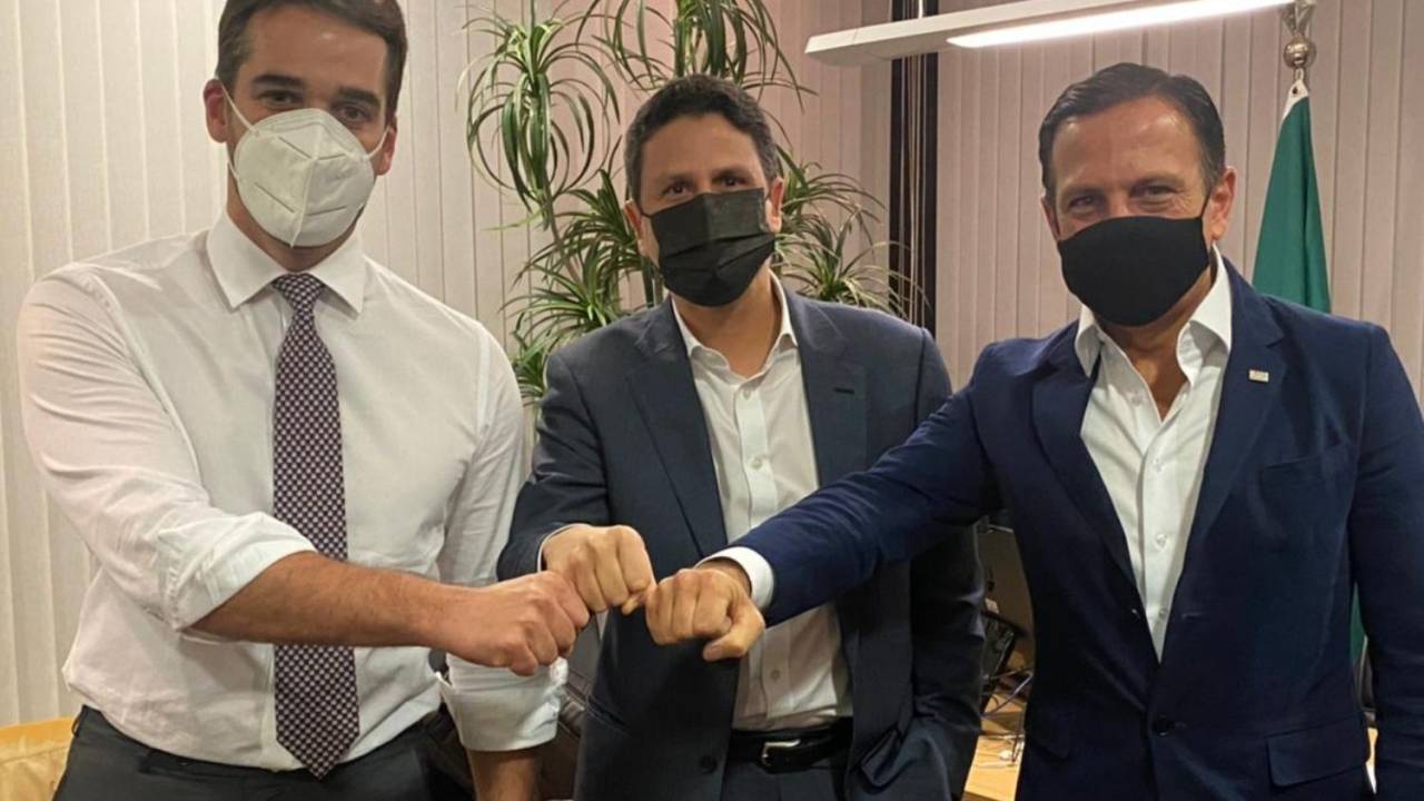 O governador do Rio Grande do Sul, Eduardo Leite, o presidente do PSDB, Bruno Araújo, e o governador de São Paulo, João Doria