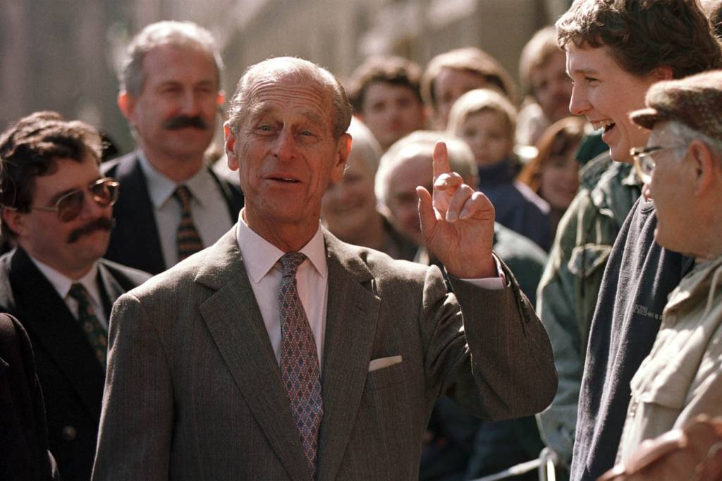 O pr&iacute;ncipe Philip durante um passeio a p&eacute; pela antiga cidade tcheca de Kutna Hora, em 1996 -