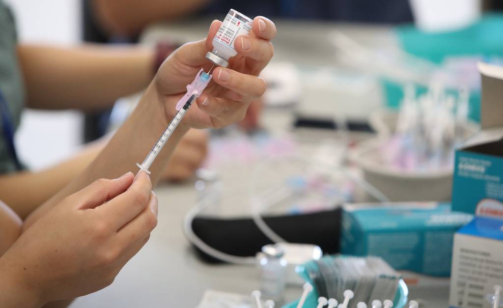 Covid-19: cidade de SP escalona vacinação de pessoas de 50 a 57 anos