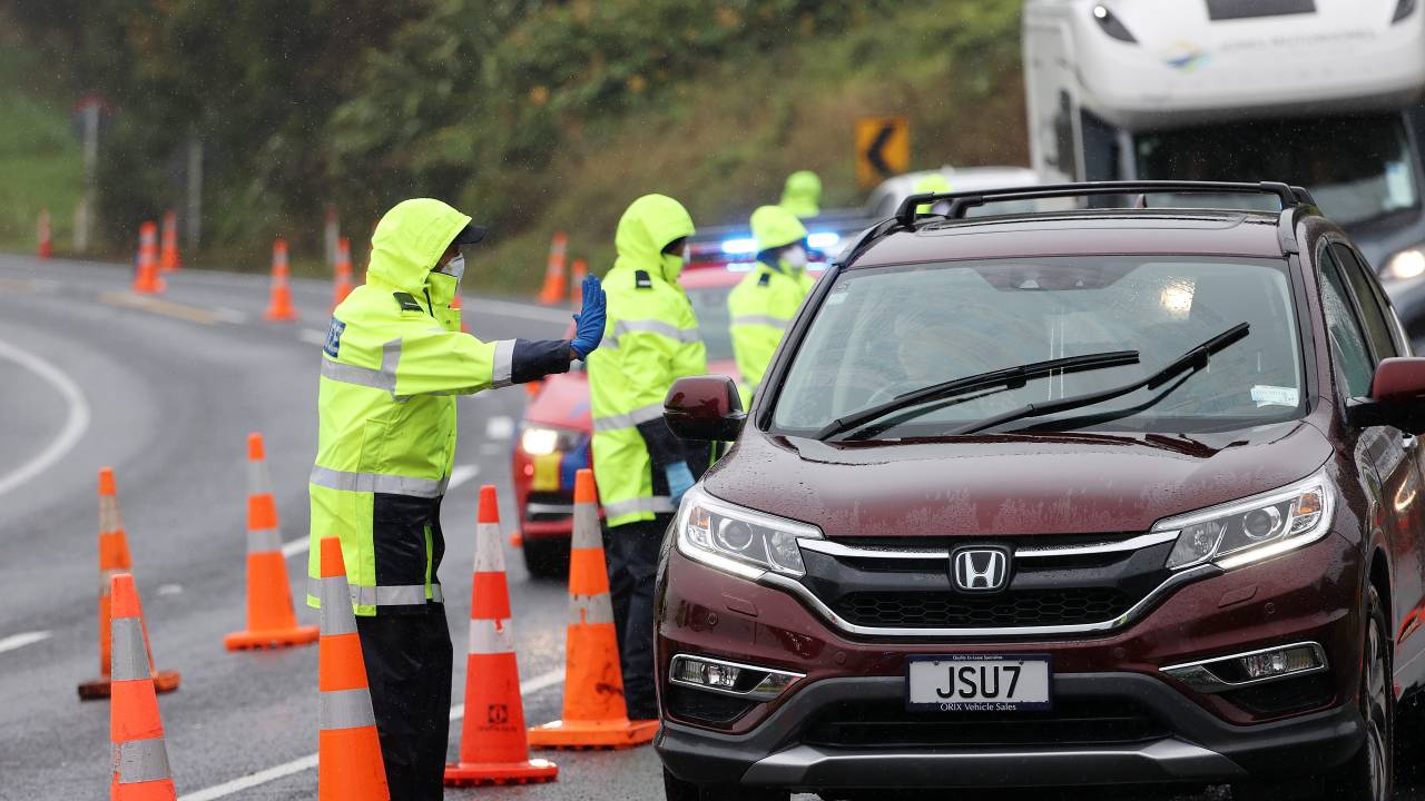 AUCKLAND, NEW ZEALAND - FEBRUARY 15: Police check reasons for travel to and from Auckland at a checkpoint north of Auckland on state highway one at Brynderwyn on February 15, 2021 in Auckland, New Zealand. Auckland is in alert level 3 COVID-19 lockdown for three days following the discovery of three new locally acquired coronavirus cases on Sunday. The rest of New Zealand has entered into level 2 restrictions as health authorities work to identify the source of infection. (Photo by Fiona Goodall/Getty Images)