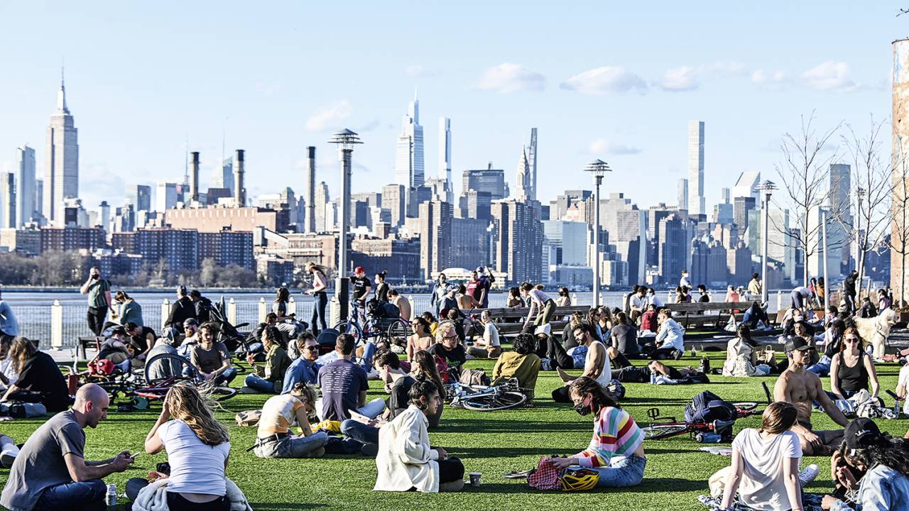 AR LIVRE - Domino Park, em Nova York: com a vacinação acelerada, as pessoas saem e aproveitam o sol da primavera -