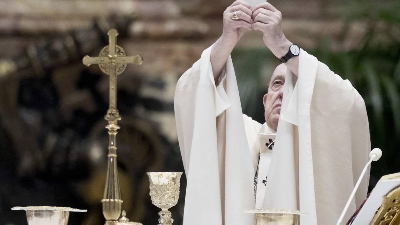 Papa Francisco na missa de Páscoa no Vaticano: cerimônia teve presença limitada de fiéis