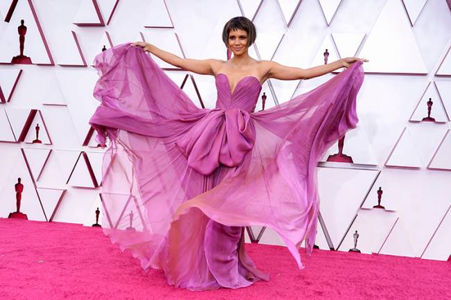 A atriz Halle Berry chega ao tapete vermelho do Oscar 2021