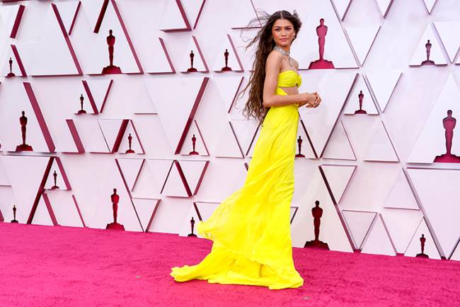 Zendaya, vencedora do Globo de Ouro de Melhor Atriz por 'Euphoria', chega ao tapete vermelho do Oscar