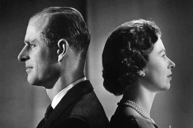 Philip e Elizabeth II posam para um retrato em casa no Palácio de Buckingham, em dezembro de 1958 - Philip e Elizabeth II posam para um retrato em casa no Palácio de Buckingham, em dezembro de 1958 -