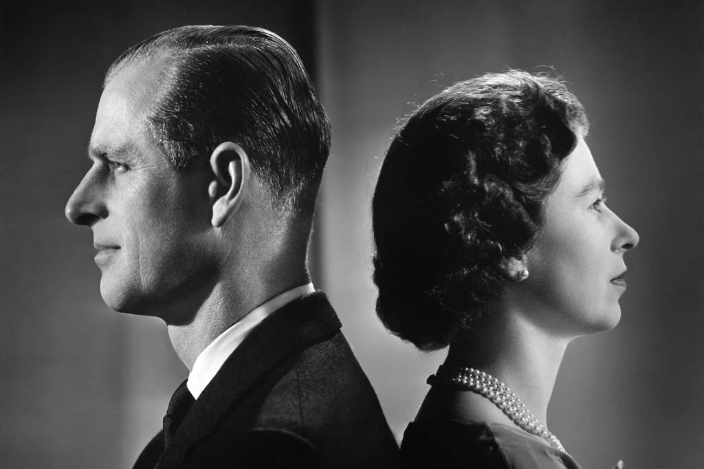 Philip e Elizabeth II posam para um retrato em casa no Pal&aacute;cio de Buckingham, em dezembro de 1958 -