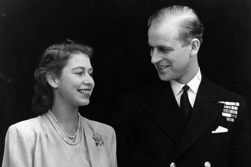 Princesa Elizabeth e Philip Mountbatten em seu noivado no Pal&aacute;cio de Buckingham, em Londres, em 1947 -