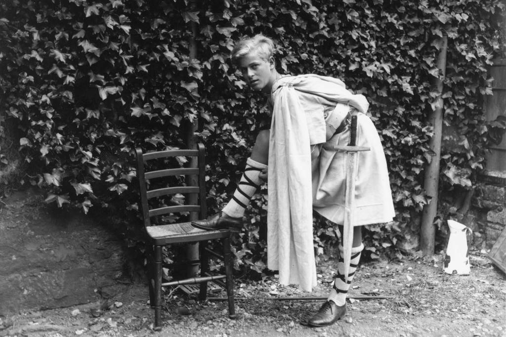 Pr&iacute;ncipe Philip vestido para uma produ&ccedil;&atilde;o da Escola Gordonstoun de 'MacBeth', na Esc&oacute;cia, em 1935 -