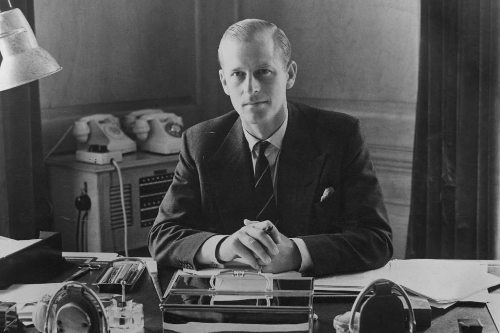 Pr&iacute;ncipe Philip, o duque de Edimburgo, sentado em sua mesa na Clarence House, em 1951 -
