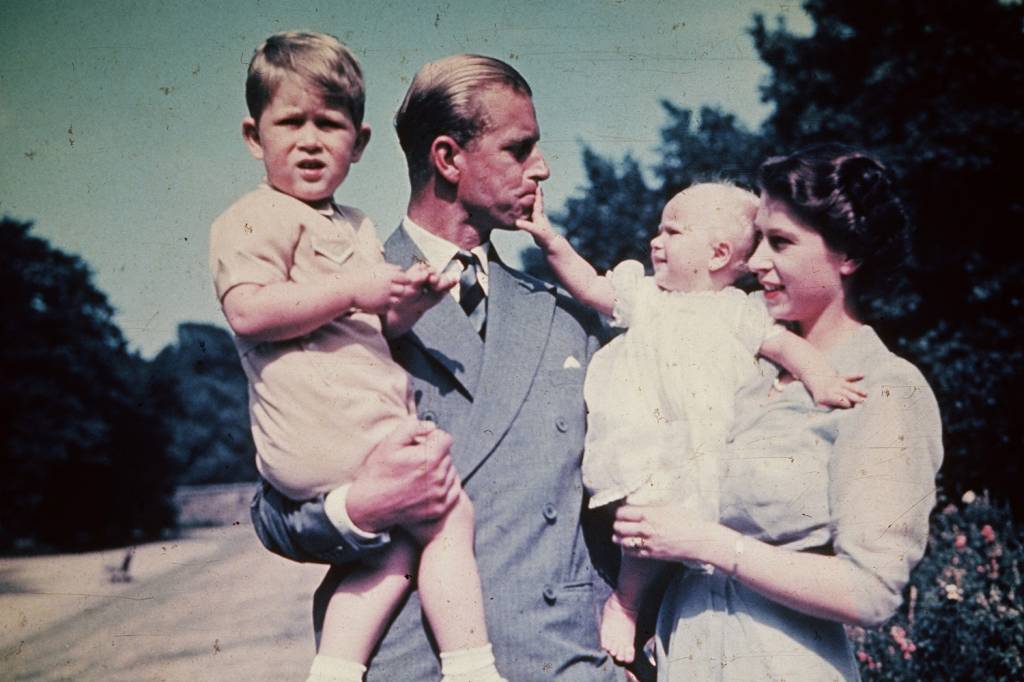 Philip e Elizabeth com seus filhos, o Pr&iacute;ncipe Charles e a Princesa Anne -