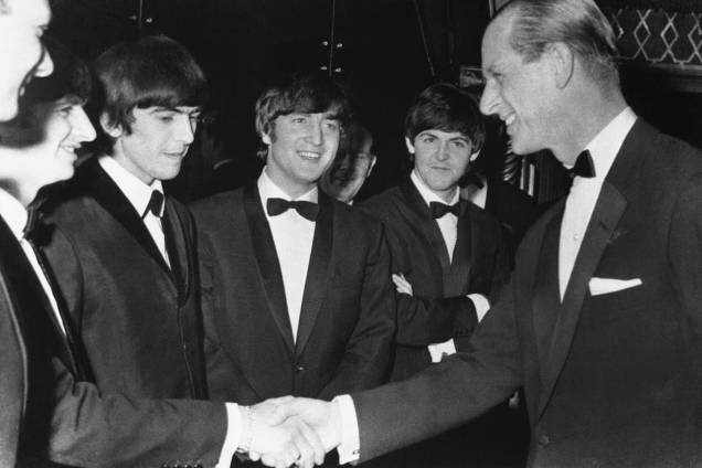 Philip cumprimentando os integrantes do Beatles, em 1964 - Philip cumprimentando os integrantes do Beatles, em 1964 -
