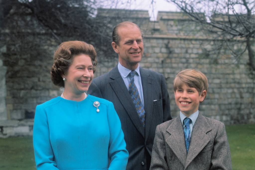 Rainha Elizabeth, posando com seu marido, o duque de Edimburgo, e seu filho, o pr&iacute;ncipe Edward, em 1976 -