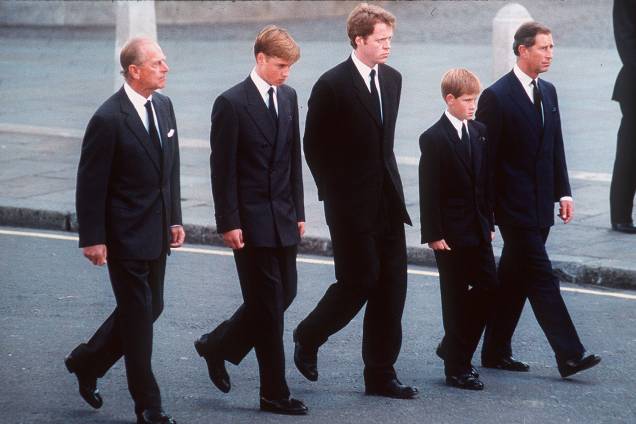 Philip, William, Spencer, Harry e Charles durante o funeral da princesa Diana, em 1997 - Philip, William, Spencer, Harry e Charles durante o funeral da princesa Diana, em 1997 -