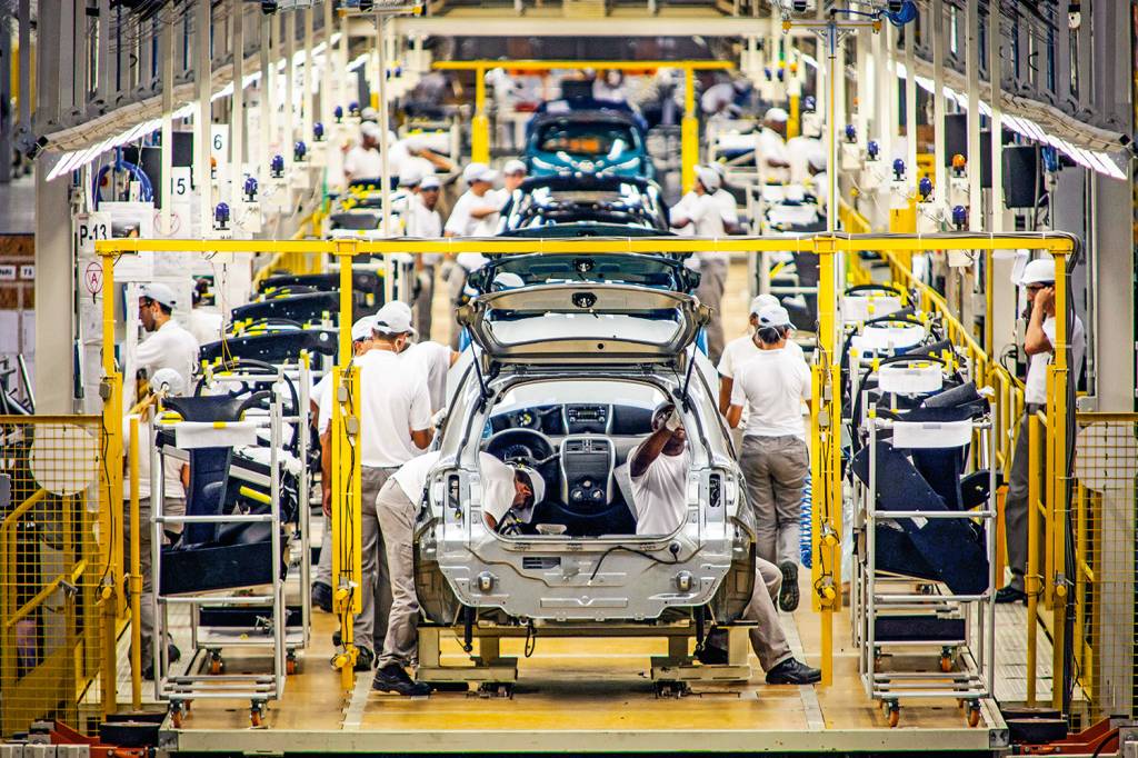 Automobile industry workers – Assembly line at Nissan PREJUÍZO - Fábrica da Nissan no Brasil: resultados globais desanimadores -