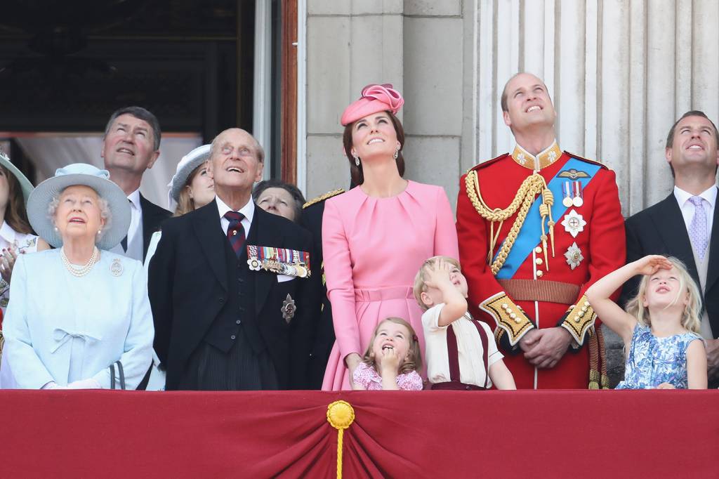 Pr&iacute;ncipe Philip ao lado da fam&iacute;lia na varanda do Pal&aacute;cio de Buckingham durante o desfile Trooping the Color, em  2017 -